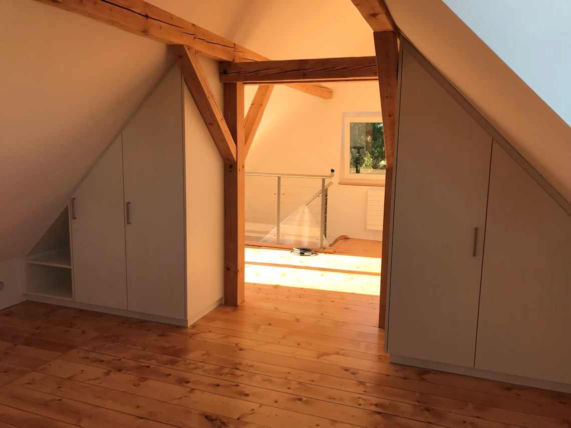 Innenausbau - Schrank in Dachschräge eingebaut